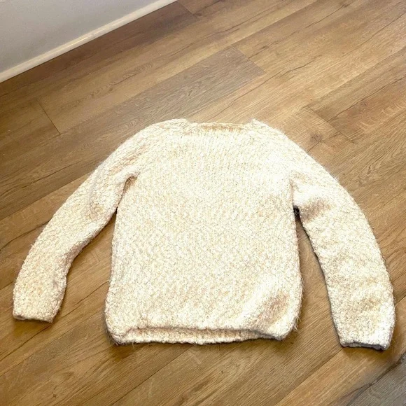 🌟 David Bitton Buffalo Sz Med Women’s Creamy & White Eyelash Sweater - Picture 8 of 10
